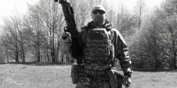 Портрет велогонщика в спортивній формі команди