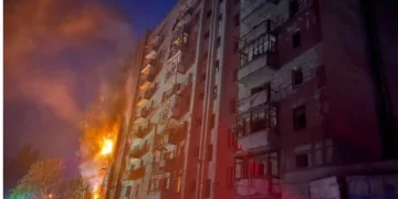 Пошкоджена багатоповерхівка після обстрілу Краматорська