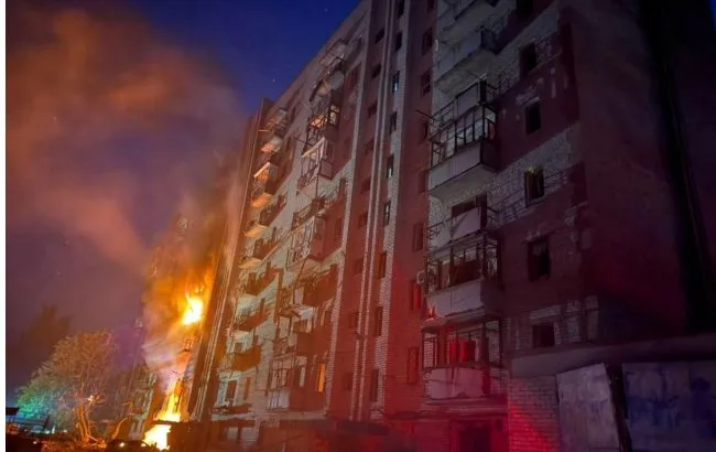 Пошкоджена багатоповерхівка після обстрілу Краматорська