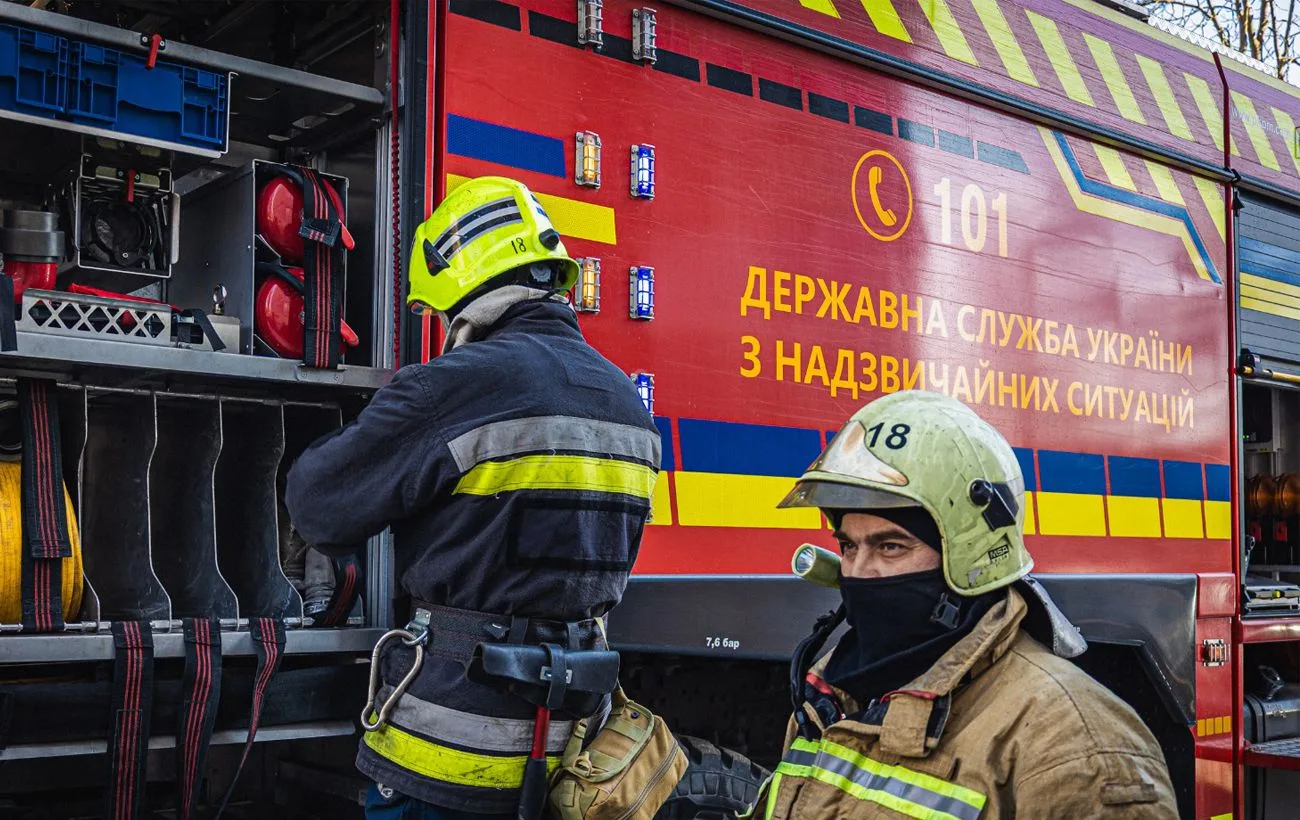 Пошкоджена складська будівля після удару дрона
