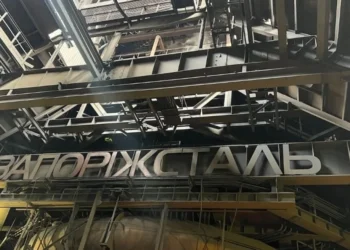 Пошкоджена територія металургійного комбінату після обстрілу