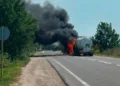 Пошкоджена вантажівка на трасі після обстрілу