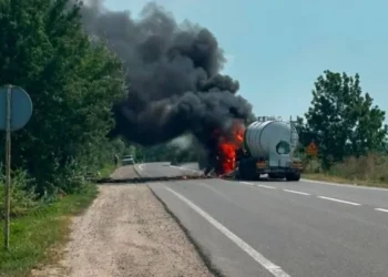Пошкоджена вантажівка на трасі після обстрілу