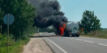 Пошкоджена вантажівка на трасі після обстрілу