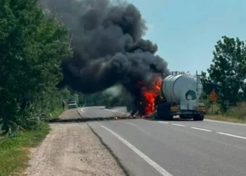 Пошкоджена вантажівка після обстрілу на трасі