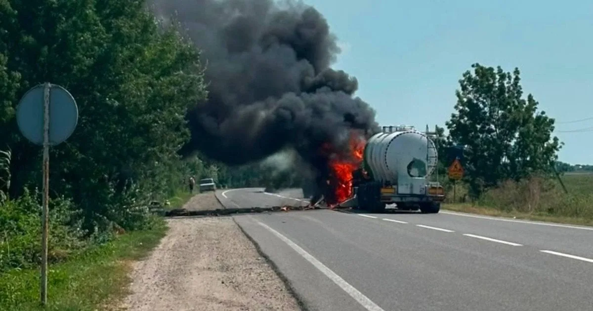 Пошкоджена вантажівка після обстрілу на трасі