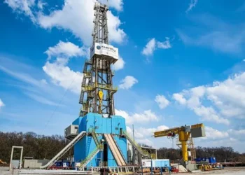 Пошкоджене обладнання на видобувному об'єкті нафти