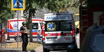 Пошкоджені промислові споруди металургійного комбінату