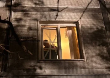 Пошкоджені вікна багатоповерхівки після обстрілу