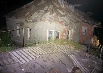 Пошкоджений будинок після авіаудару в Ізюмі