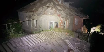 Пошкоджений будинок після авіаудару в Ізюмі