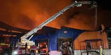 Пошкоджений складський комплекс після ракетного удару
