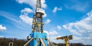 Пошкоджений видобувний майданчик після ракетного удару