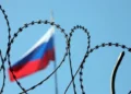 Прапор Євросоюзу на тлі документів про санкції