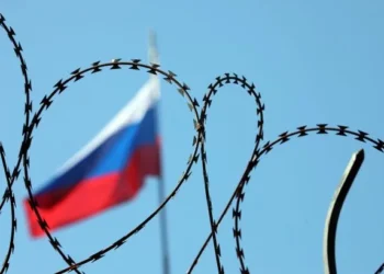 Прапор Євросоюзу на тлі документів про санкції