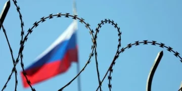 Прапор Євросоюзу на тлі документів про санкції