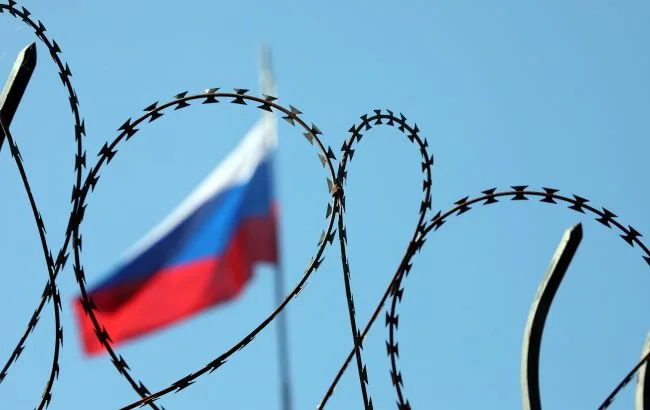 Прапор Євросоюзу на тлі документів про санкції