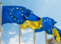 Прапори Євросоюзу та України на будівлі