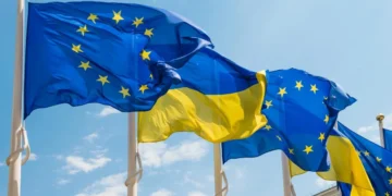 Прапори Євросоюзу та України на будівлі