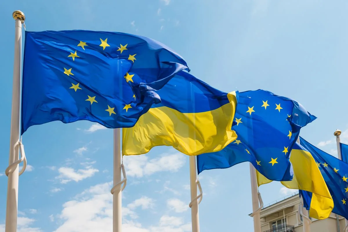 Прапори Євросоюзу та України на будівлі