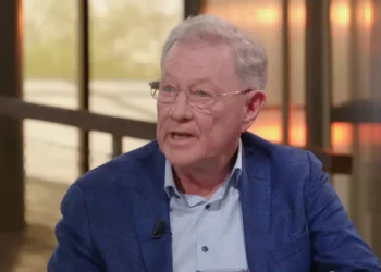 Прапори НАТО та України на тлі перемовин