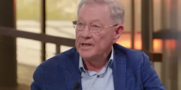 Прапори НАТО та України на тлі перемовин