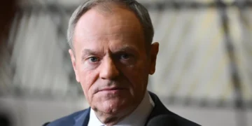 Прапори Польщі та НАТО на тлі неба