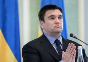 Прапори України та західних партнерів поруч