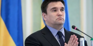 Прапори України та західних партнерів поруч