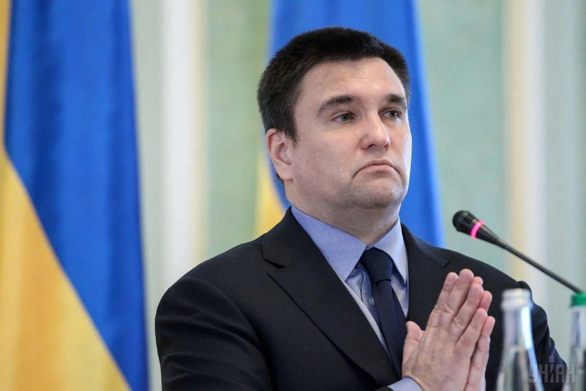 Прапори України та західних партнерів поруч