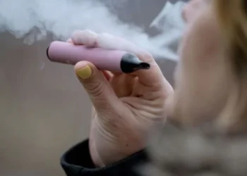 Продавець вейпів на прилавку магазину