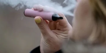 Продавець вейпів на прилавку магазину
