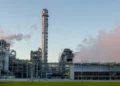 Промисловий майданчик нафтохімічного виробництва вночі