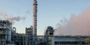 Промисловий майданчик нафтохімічного виробництва вночі