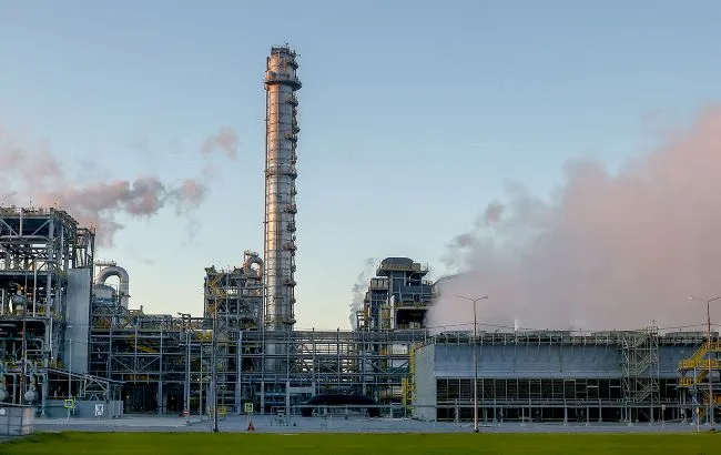 Промисловий майданчик нафтохімічного виробництва вночі