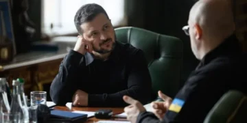 Ремонтна бригада відновлює пошкоджену лінію електропередач