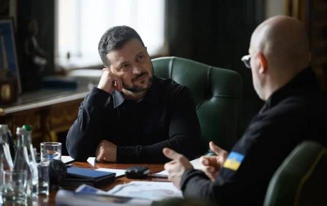 Ремонтна бригада відновлює пошкоджену лінію електропередач