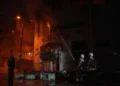Рятувальники гасять пожежу у складських будівлях