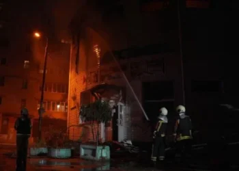 Рятувальники гасять пожежу у складських будівлях