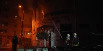 Рятувальники гасять пожежу у складських будівлях