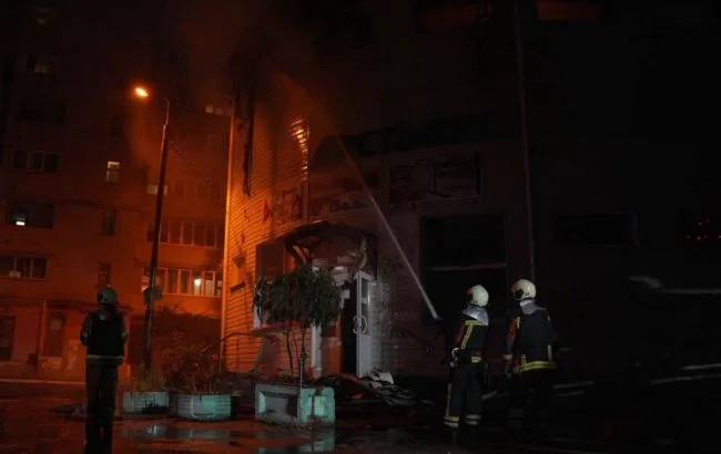Рятувальники гасять пожежу у складських будівлях