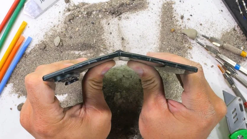 Чому Samsung Galaxy Fold 8 Ultra не витримав тест на згинання від JerryRigEverything