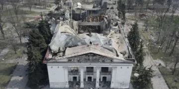 Руїни драматичного театру в Маріуполі