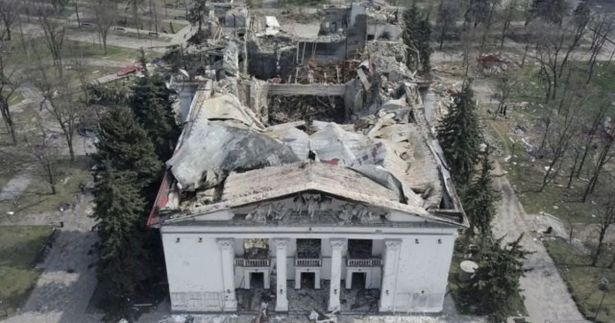 Руїни драматичного театру в Маріуполі
