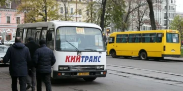 Салон маршрутки з пасажирами під час поїздки