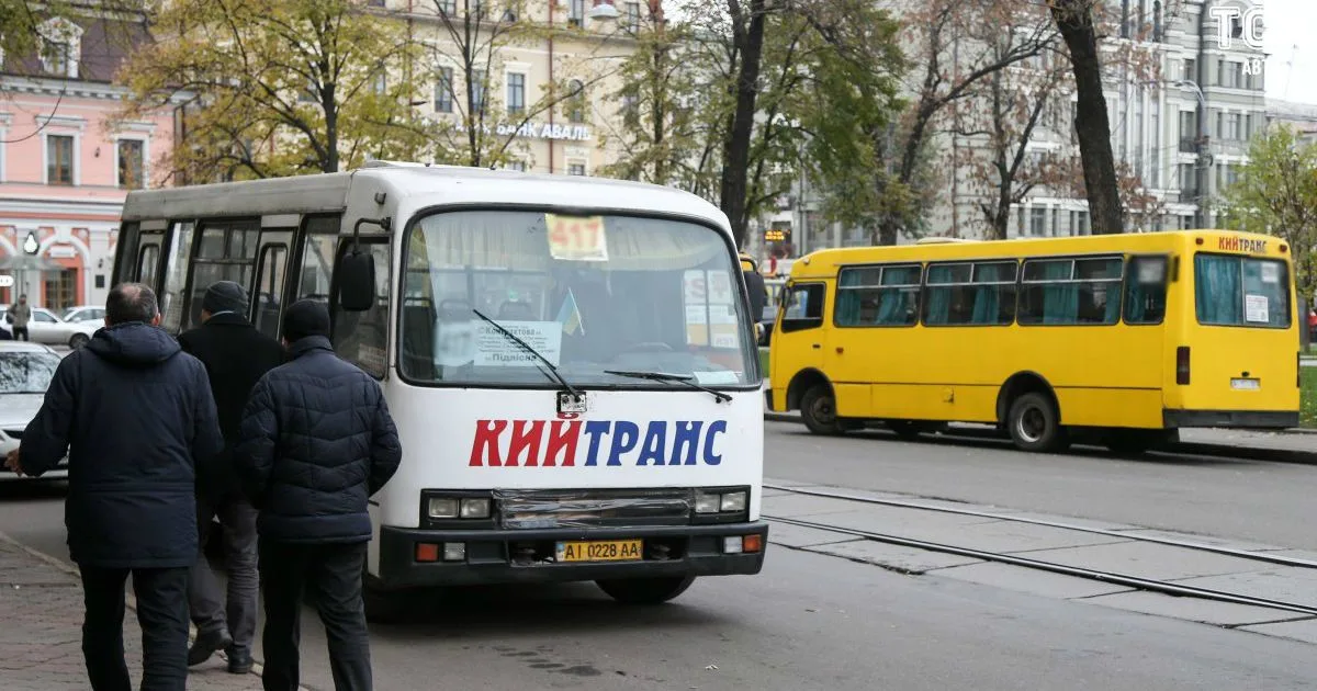 Салон маршрутки з пасажирами під час поїздки