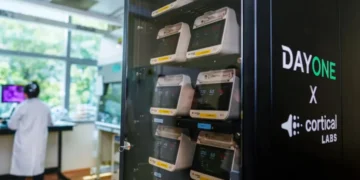 Серверна стійка з біологічними обчислювальними модулями CL1