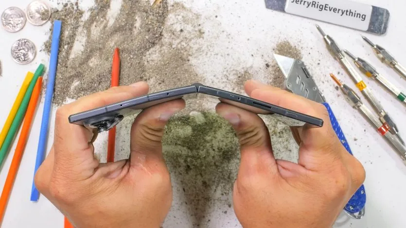 Flex Titanium у Galaxy Fold 8 пройшов перевірку на злам, але не на подряпини