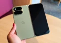 Складний смартфон Google з розкладеним внутрішнім екраном