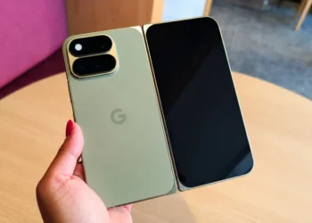 Складний смартфон Google з розкладеним внутрішнім екраном
